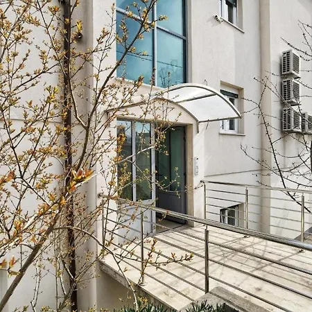 With A Parking Space - 22796 Apartment Split