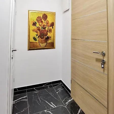 With A Parking Space - 22796 Apartment Split